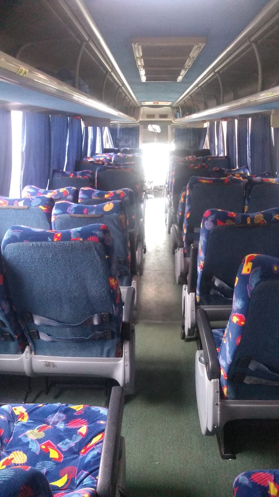 Interior de autobús con asientos