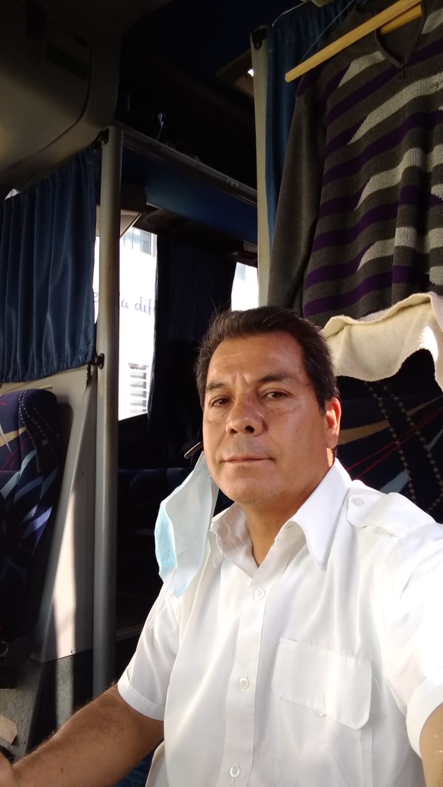Operador dentro de autobús