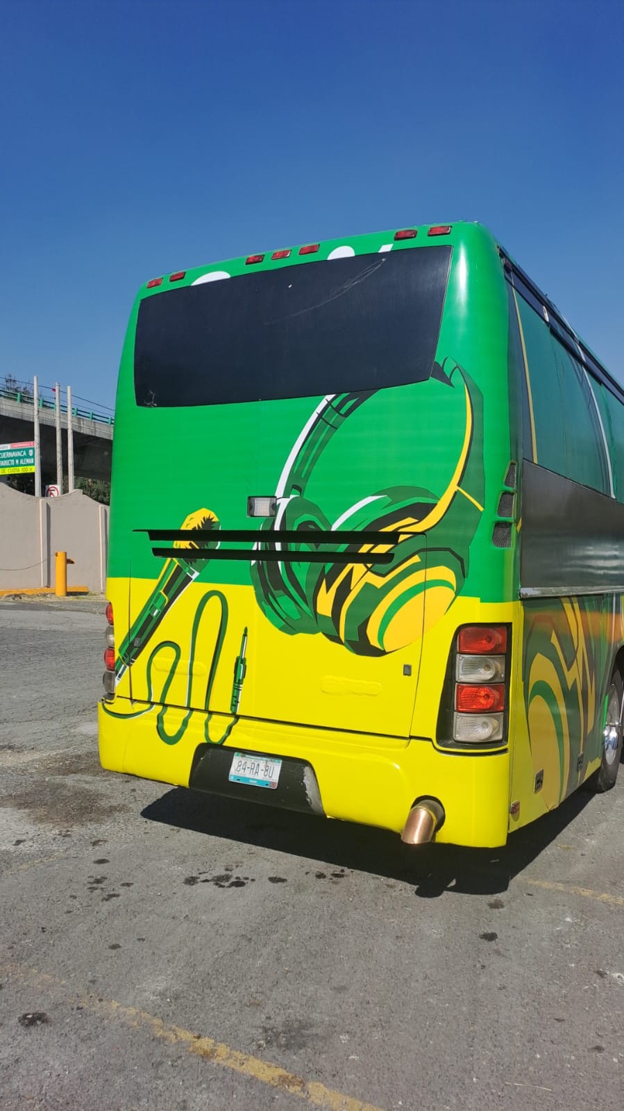 Autobús verde y amarillo parte trasera