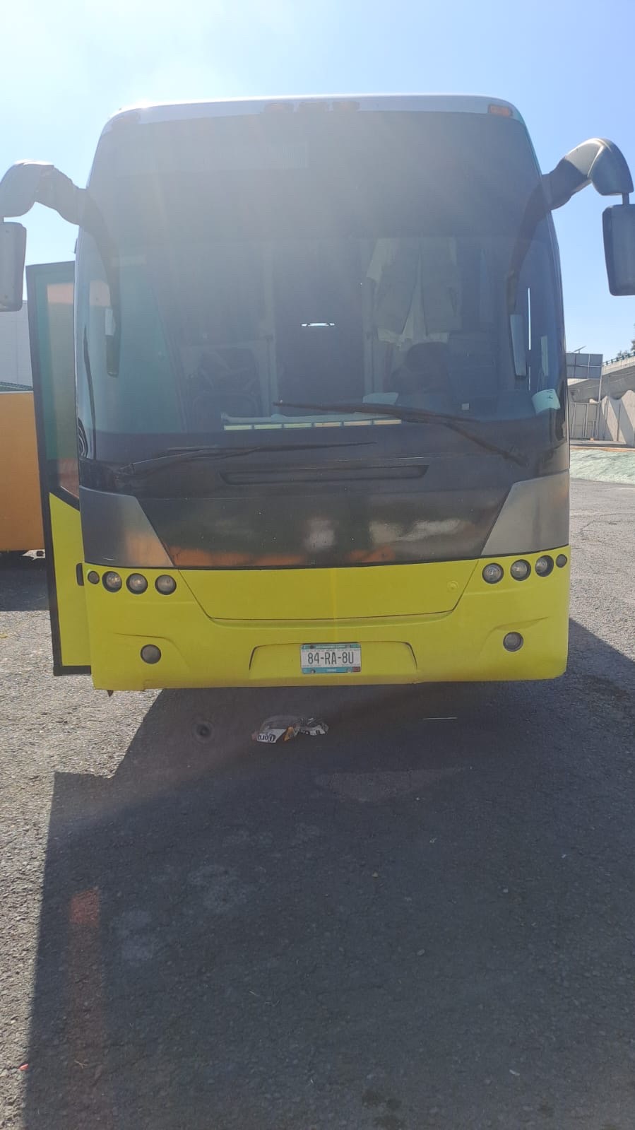 Autobús verde y amarillo frente